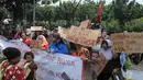 Di depan Balaikota DKI, para ibu-ibu ini meneriakan orasi mereka, Jakarta, (11/9/14). (Liputan6.com/Herman Zakharia)