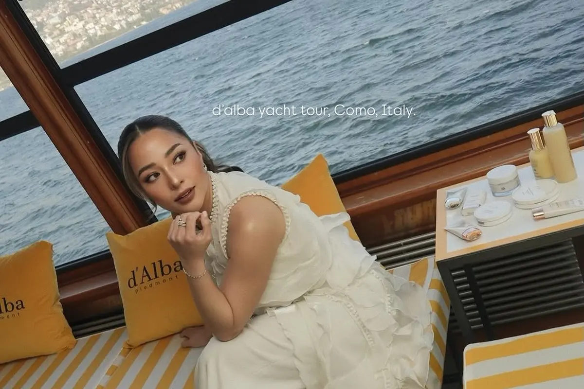 Pesona Old Money Nikita Willy dengan Makeup Bold Berpose di Atas Kapal
