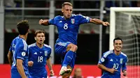 Selebrasi gelandang Timnas Italia, Davide Frattesi setelah mencetak gol pertama timnya ke gawang Timnas Ukraina pada laga Grup C Kualifikasi Euro 2024 di San Siro Stadium, Milan, Rabu (13/9/2023) dini hari WIB. (AFP/Gabriel Bouys)