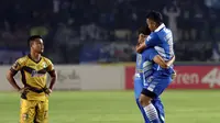 Pemain Mitra Kukar Defri Rizky menyaksikan selebrasi gol Persib Bandung