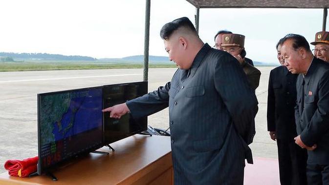 Pemimpin Korea Utara, Kim Jong-Un mengawasi langsung uji coba peluncuran rudal balistik Hwasong-12 di lokasi yang tak diketahui pada foto yang dirilis Sabtu (16/9). Kim Jong-Un bersumpah akan menyempurnakan kekuatan nuklir negaranya. (KCNA/KNS via AP)