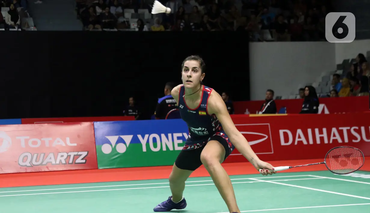 Pebulutangkis tunggal putri Spanyol, Carolina Marin saat melawan Nitchaon Jindapol (Thailand) pada babak pertama Indonesia Masters 2020 di Istora GBK, Jakarta, Rabu (15/1/2020). Carolina Marin unggul 21-13, 21-15. (Liputan6.com/Helmi Fithriansyah)