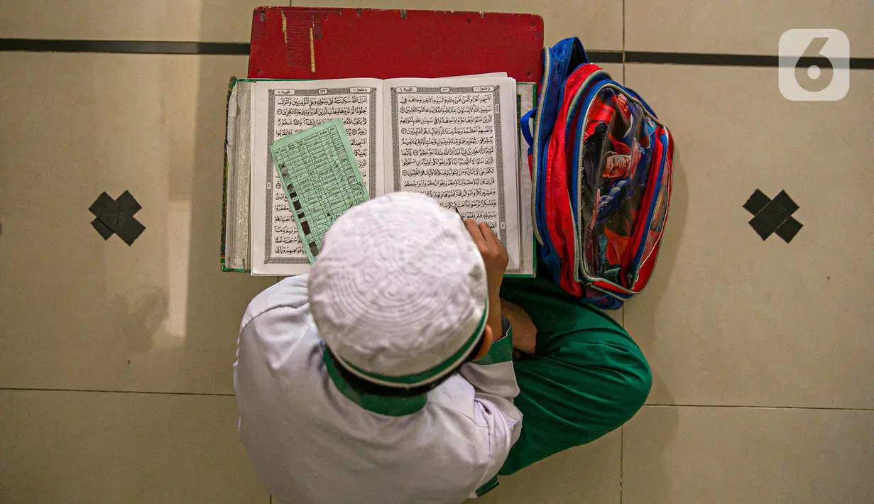 Seorang anak belajar mengaji di Masjid At-Taqwa, Jakarta, Rabu (14/4/2021). Kegiatan tersebut berlangsung selama 20 hari. (Liputan6.com/Faizal Fanani)