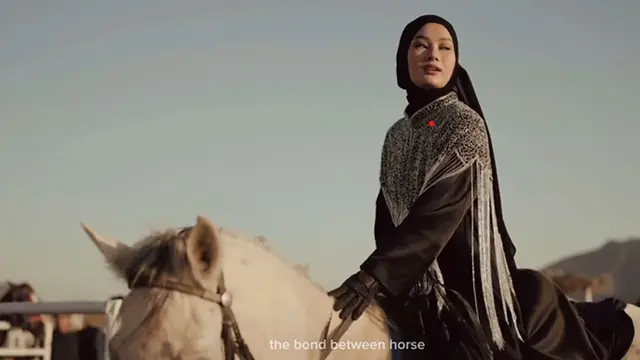Beda Gaya Dinda Hauw dan Dara Arafah Berkuda di Madinah, Elegan dan Memesona