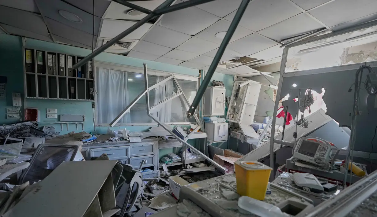 Laboratorium di Rumah Sakit Jabal Amel rusak, menyusul serangan udara Israel pada Senin (1/6) yang menghantam gedung di dekatnya, di kota pelabuhan selatan Tyre, Lebanon, Selasa 2 Juni 2026. (AP Photo/Mohammed Zaatari)