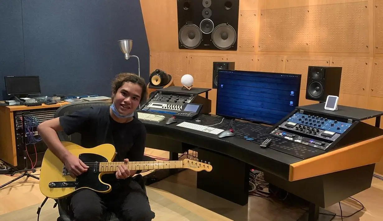 Untuk itu, yang menjadi fokus Dul sekarang ini adalah karier yang tengah dirintisnya menjadi musisi. Bukan hanya itu, Dul pun juga selalu membenahi diri agar menjadi lebih baik sebelum akhirnya menikah. (Instagram/duljaelani)