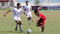 Bek Timnas Indonesia U-19, Firza Andika, berusaha melewati pemain Thailand U-19 pada laga Piala AFF U-18 di Stadion Thuwanna, Yangon, Jumat (15/9/2017). Hingga babak pertama usai skor masih imbang 0-0. (Liputan6.com/Yoppy Renato)