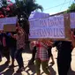 Aksi protes PSK Lokalisasi Tanjung Elmo di Sentani, Kabupaten Jayapura, Papua. (Liputan6.com/Katharina Janur)