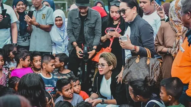 6 Momen Nikita Mirzani Kunjungi Korban Gempa di Ambon