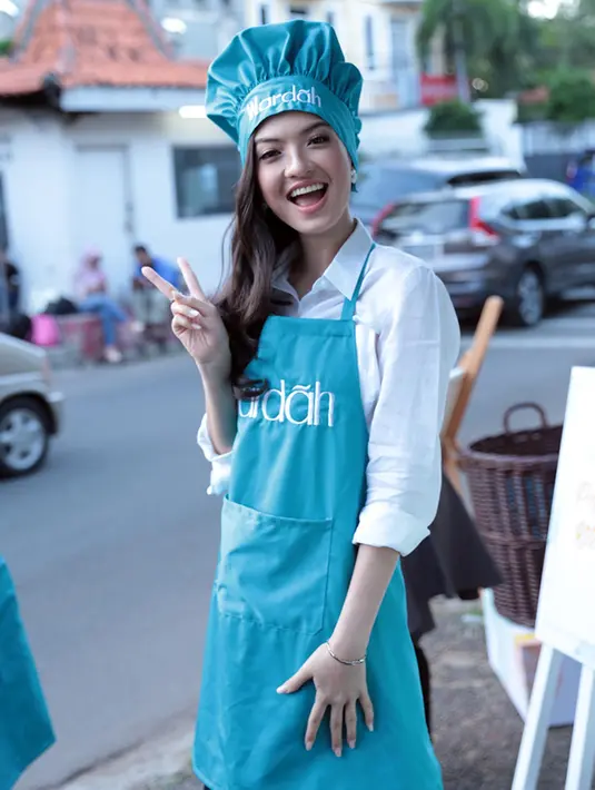 Ditemui di kawasan Slipi, Jakarta Barat, beberapa waktu lalu, Raline menceritakan kegiatan yang dia lakukan selama Ramadhan. Mengurangi pekerjaan, Raline memfokuskan diri untuk memperbanyak ibadah dan berkumpul dengan keluarga. (Deki Prayoga/Bintang.com)