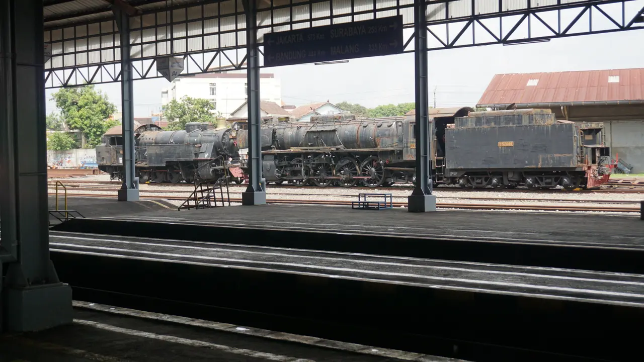 Kereta Uap Kuno dari TMII Dibiarkan Dijemur Matahari di Solo