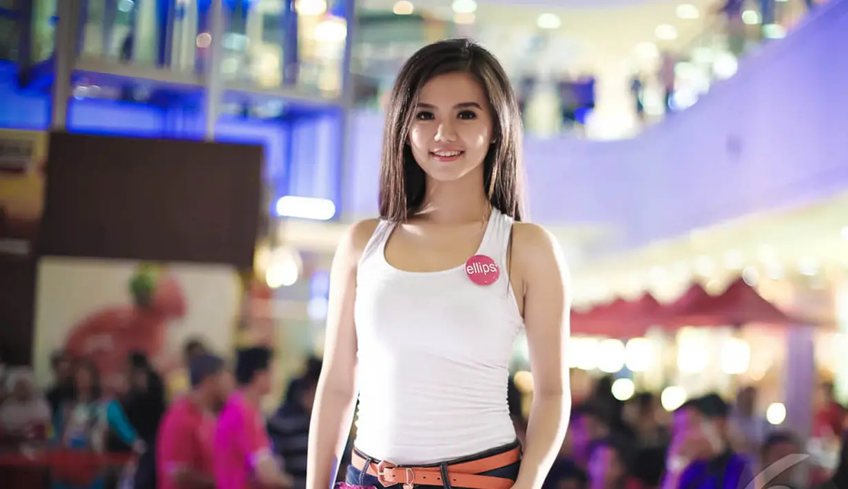 Seorang finalis 10 besar Miss Celebrity asal Medan sedang menunjukkan bakatnya di hadapan para juri, Plaza Medan Fair, Medan, Sumatera Utara, Minggu (14/9/2014) (Liputan6.com/Faizal Fanani)