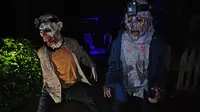 Aktor menggunakan kostum menyeramkan saat preview media 'Halloween Horror Nights' di Universal Studio, Singapura, Senin (24/9). Para pengunjung akan dapat menikmati pengalaman super seram tiada henti di taman bermain ini. (AFP/Roslan RAHMAN)