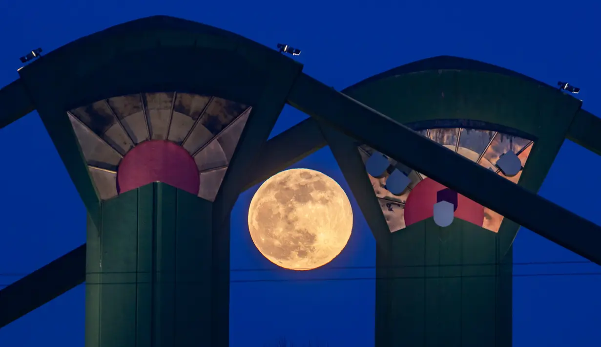 Fenomena Super Snow Moon terjadi, Selasa (19/2/2019). Super Snow Moon merupakan fenomena Supermoon, yakni kondisi saat Bulan berada pada jarak terdekatnya dengan Bumi. Penampakan piringan mencapai 14 persen lebih besar dan 30 persen lebih terang dari biasanya. (Frank Rumpenhorst/dpa via AP)