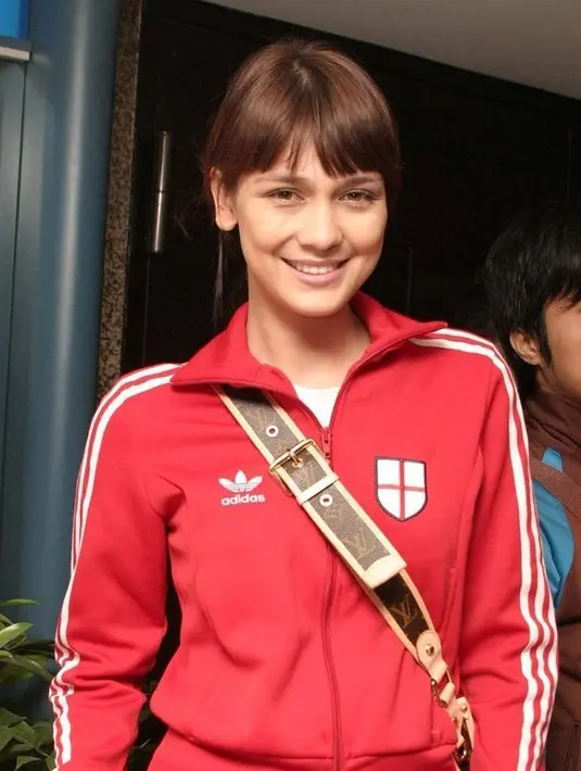<p>Mengenakan jaket training merah, Luna Maya saat itu masih terlihat muda. Ia pun tampil natural dengan memerlihatkan wajah blasteran yang memesona. Dengan rambut pirang diikat ke belakang lengkap dengan poni depannya. [Dok. Kapanlagi.com]</p>