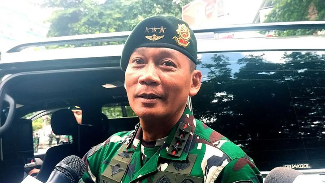 Pangkostrad) Letnan Jenderal TNI Mohammad Fadjar