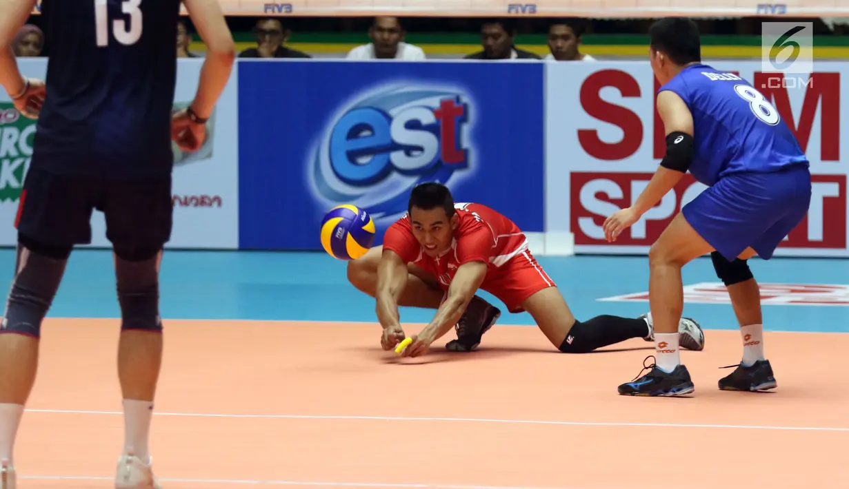 Pemain Timnas voli putra Indonesia, Rendy Febriant Tamamilang (tengah) menahan bola saat melawan Korea pada babak 8 besar Grup E Kejuaraan Voli Asia 2017 di GOR Tri Dharma, Gresik, Kamis (27/7). Indonesia kalah 3-1. (Liputan6.com/Helmi Fithriansyah)
