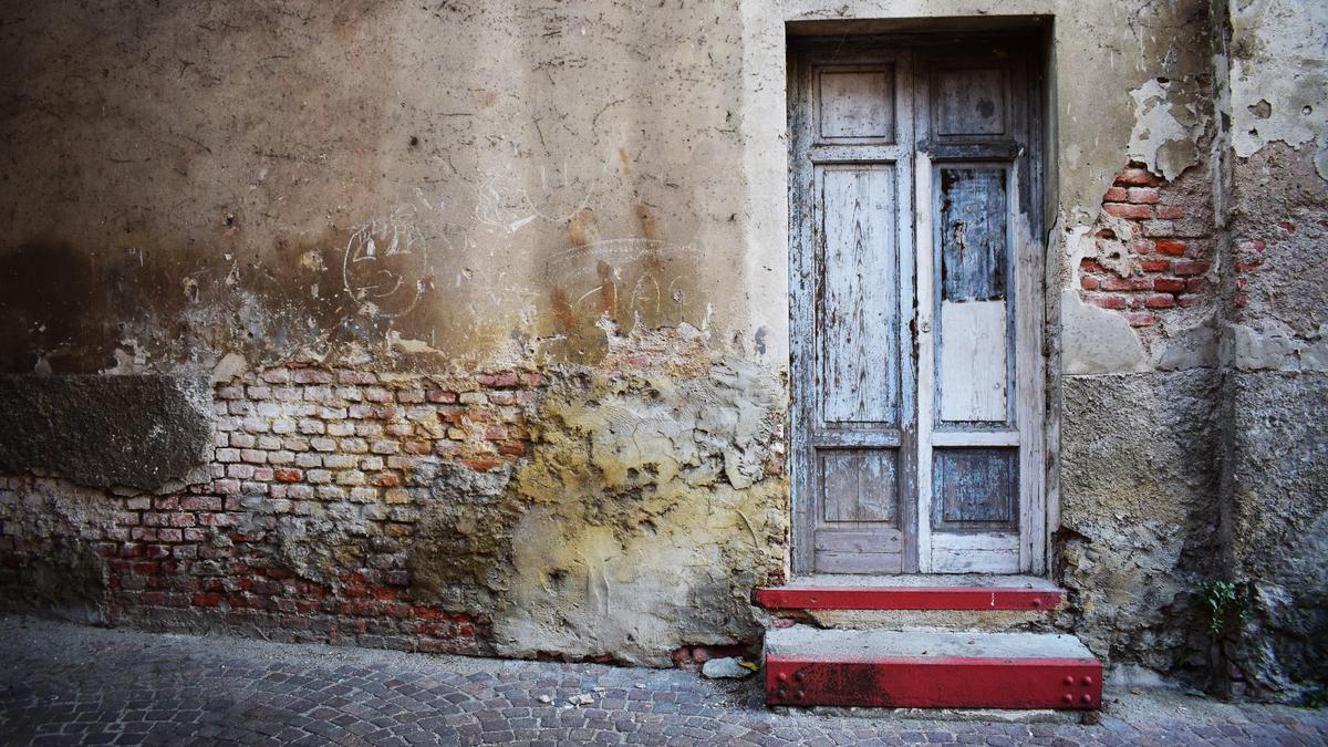 Cara Mengatasi Rembesan Air Hujan di Dinding Rumah Agar Tak Rusak Struktur