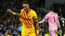 Gol pertama Barca tercipta di menit ke-29 lewat serangan balik cepat dan umpan silang Dembele dari sisi kanan dilanjutkan sundulan keras Aubameyang ke sudut kiri bawah gawang Courtois. (AP Photo/Manu Fernandez)