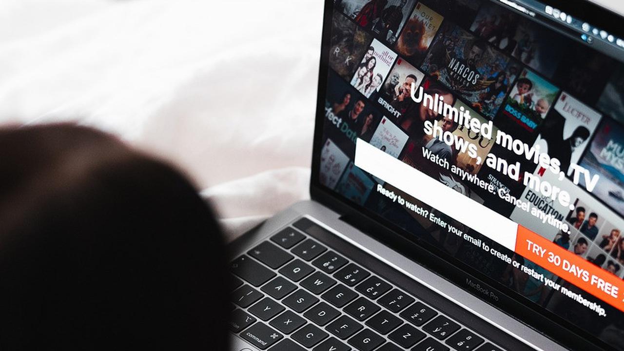 Ilustrasi menonton drama di netflix