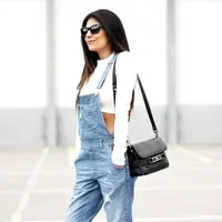 Pakai overall agar penampilan jadi kece. (sumber foto: blogandthecity/pinterest)