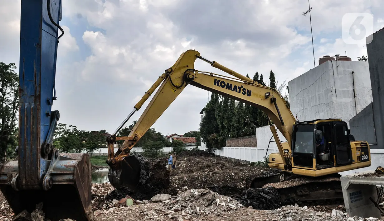 Alat berat menyelesaikan pembuatan Waduk Pilar Jati atau Wirajasa di Cipinang Melayu, Jakarta Timur, Selasa (22/9/2020). Pembuatan waduk yang ditargetkan rampung pada akhir 2020 tersebut diharapkan dapat mencegah banjir yang kerap melanda kawasan Cipinang Melayu. (merdeka.com/Iqbal Nugroho)