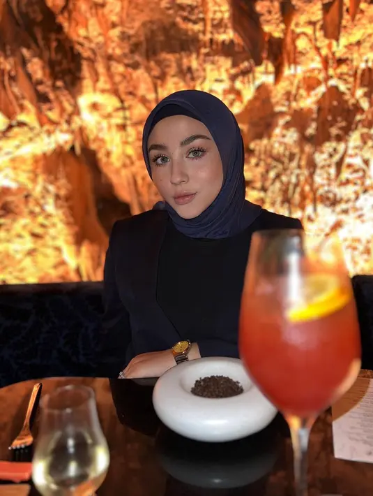 Buat kamu yang bosan dengan look lebaran dengan gamis, tampil elegan dengan blazer dan hijab simple seperti ini juga bisa jadi pilihan. [Foto: IG/marginw].