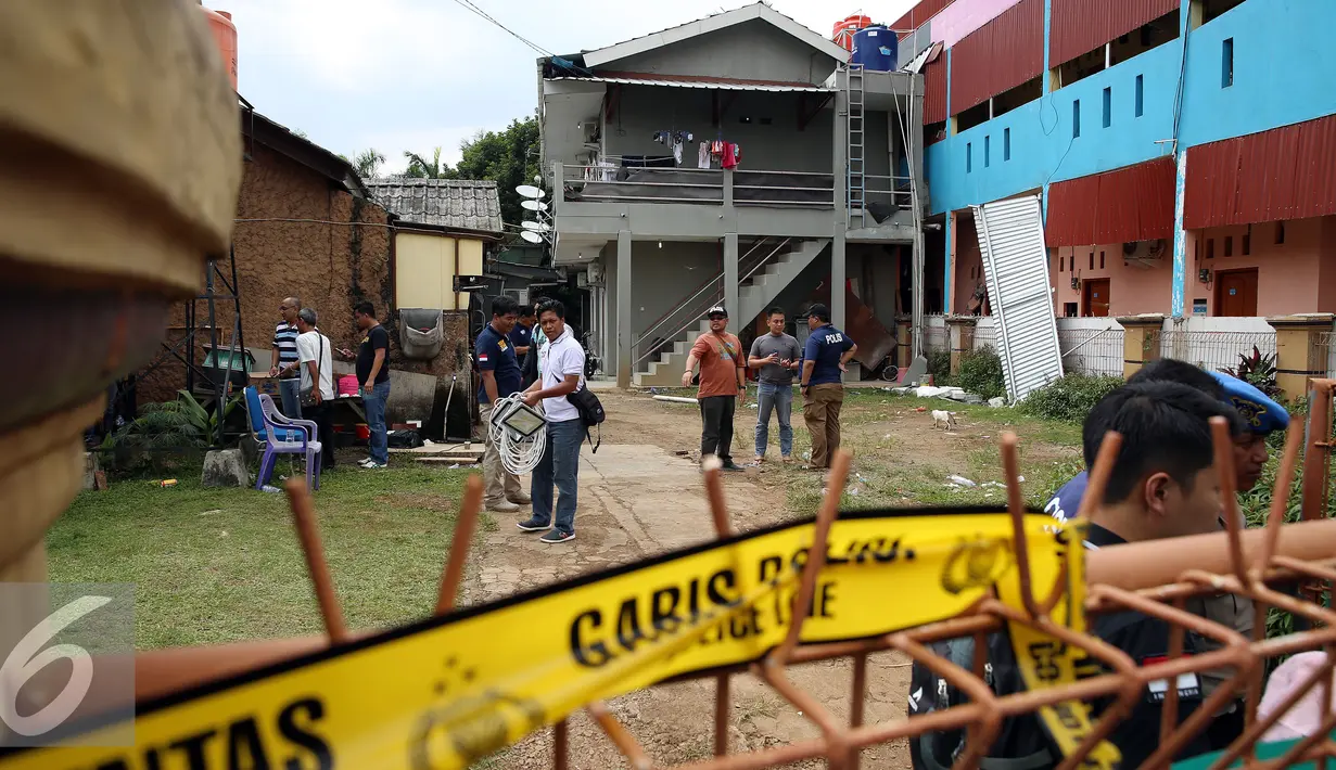 Sejumlah petugas kepolisian berjaga di sekitar rumah kos-kosan terduga anggota jaringan teroris, Bekasi (11/12). Tim Densus 88 berhasil menangkap tiga orang terduga teroris semalam dan menemukan bom yang berdaya ledak tinggi. (Liputan6.com/JohanTallo)