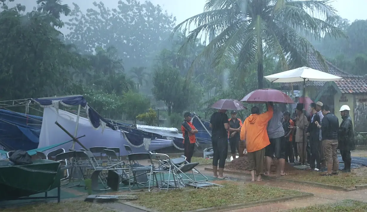 Iring-iringan keluarga dan pelayat yang mengantarkan almarhum mantan Ketua Komisi VII DPR RI tiba di pemakaman sekitar pukul 16.00 WIB. Meski hujan deras, tak menyurutkan para pelayat memberikan penghormatan terakhir. (Bambang E. Ros/Bintang.com)