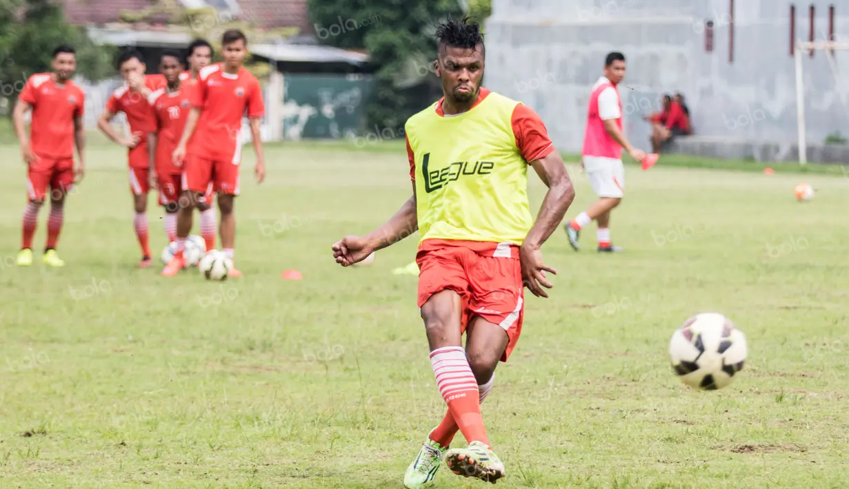 Striker asal Brasil, Patrick Da Silva, mengikuti seleksi Persija Jakarta di Lapangan Villa 2000, Tangerang Selatan, Rabu (30/3/2016). (Bola.com/Vitalis Yogi Trisna)