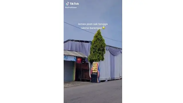 Viral Dua Rumah Seberang Jalan Ini Gelar Pernikahan Bersamaan, Warna Tenda Sama