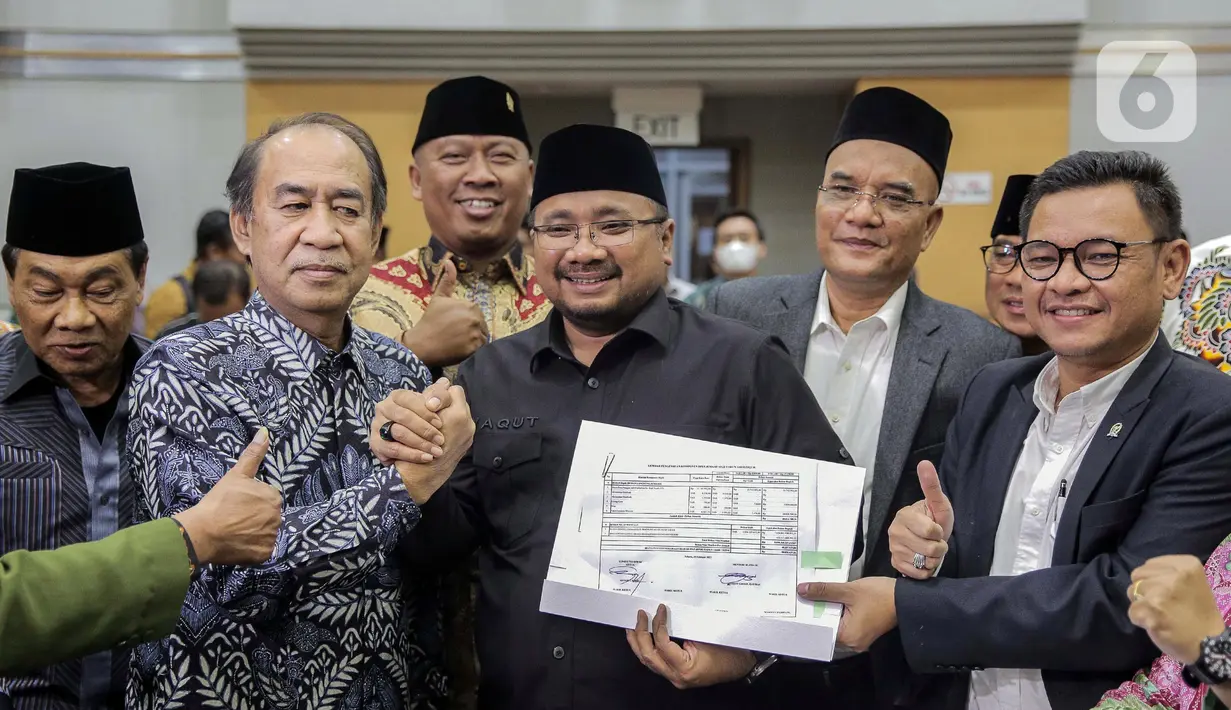 Menteri Agama Yaqut Cholil Qoumas (tengah) bersalaman dengan Ketua Komisi VIII DPR RI, Ashabul Kahfi (kedua kiri) seusai menandatangani draft penetapan biaya haji 2023 di kompleks Parlemen, Senayan, Jakarta, Rabu (15/2/2023). Kementerian Agama bersama Komisi VIII DPR selesai menggelar rapat panja biaya haji 2023. Pemerintah bersama legislator menyepakati biaya haji yang harus dibayarkan jemaah sebesar Rp 49.812.700. (Liputan6.com/Faizal Fanani)