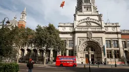 Warga mengambil gambar balon berbentuk babi yang melayang di atas Victoria and Albert Museum di London, Rabu (31/8). Balon babi milik Pink Floyd itu untuk mempromosikan acara "The Pink Floyd Exhibition: Their Mortal Remains". (REUTERS/Peter Nicholls)