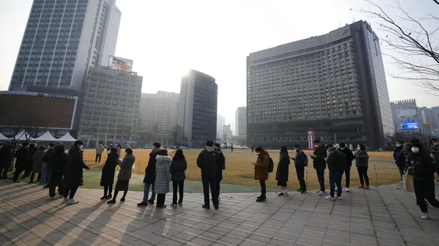 FOTO: Antrean Tes Virus Corona COVID-19 di Seoul