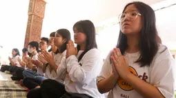 Tahun ini, Perayaan Tri Suci Waisak mengusung tema Tingkatkan Pengendalian Diri dan Kebijaksanaan Mewujudkan Perdamaian Dunia dengan agenda Pradaksina, Puja Bakti, dan Fang Shen. (Liputan6.com/Herman Zakharia)