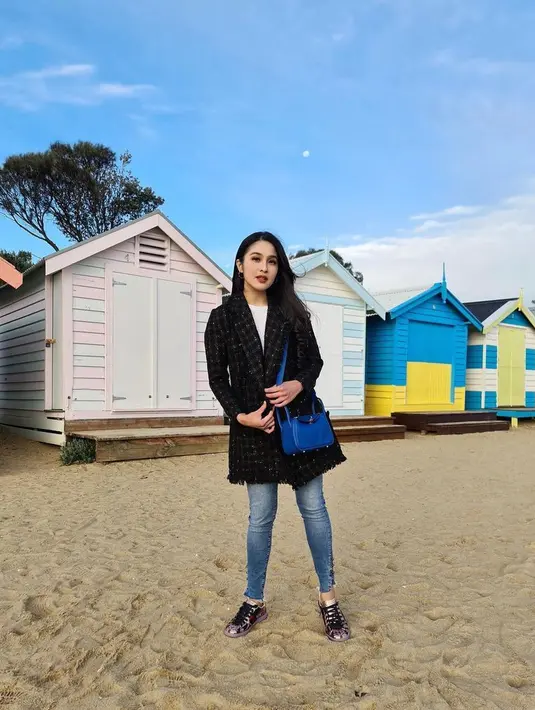 Padu padan oversized tweed blazer, inner putih, dan skinny jeans seperti yang dikenakan Sandra Dewi ini juga tak kalah menarik. (Instagram/sandradewi88).