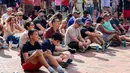 Penggemar sepak bola dari kalangan dewasa hingga anak-anak duduk bersama menikmati pertandingan Inggris kontra Kroasia di FIFA Fan Festival Boston, Rabu (17/6/2026). (KLY Sports/Hery Kurniawan/Adv/Powerade)