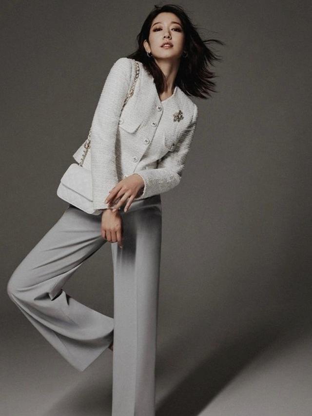 Gaya Stylish Park Shin Hye Jalani Pemotretan dengan Tubuh Ramping Pasca Melahirkan