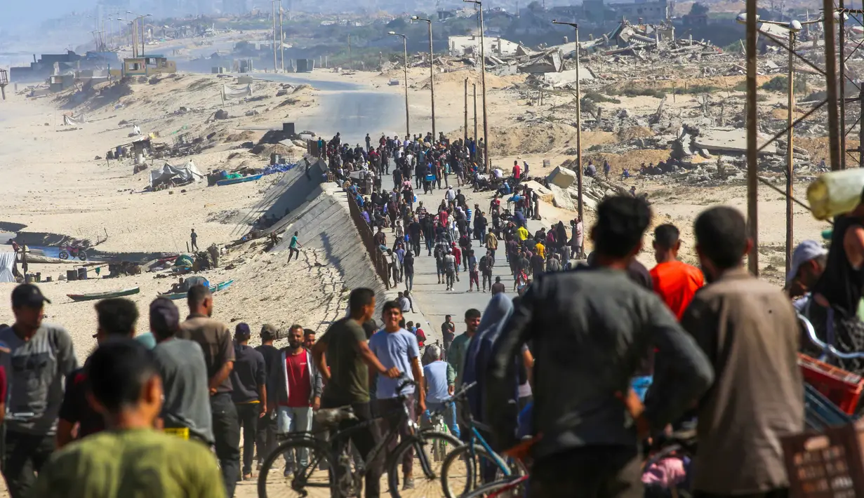 Warga Palestina berkumpul di sebuah jalan di Nuseirat, Jalur Gaza tengah, pada 10 Oktober 2025. (Eyad BABA/AFP)