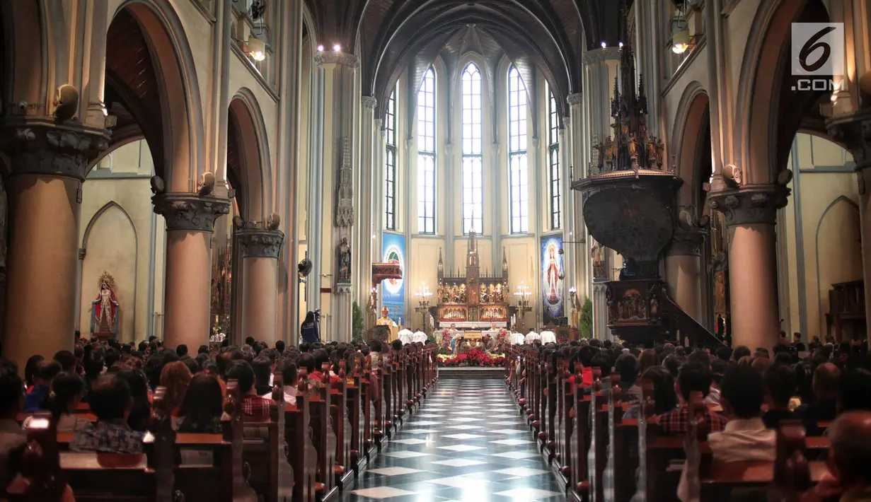 Suasana misa Natal di Gereja Katedral, Jakarta, Selasa (25/12). Natal tahun 2018 di Gereja Katedral Jakarta diselenggarakan dengan mengusung tema Yesus Kristus Hikmat Bagi Kita. (Liputan6.com/Faizal Fanani)
