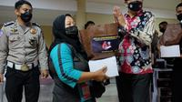 Gelandangan dan pemulung di Surabaya mendapat bansos. (Dian Kurniawan/Liputan6.com)