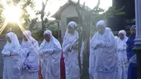 Umat Islam Aboge di Purbalingga baru melaksanakan Salat Id pada pagi ini, telat sehari dari keputusan pemerintah. (Liputan6.com/Dian Kurniawan)