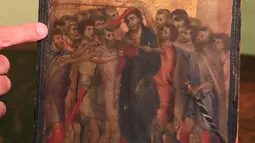 Pakar seni Stephane Pinta memperlihatkan lukisan “Christ Mocked” karya seniman Cimabue dari abad ke-13 di Paris, 24 September 2019. Selama bertahun-tahun, lukisan yang dianggap tak bernilai itu tergantung di dekat rak piring di dapur seorang lansia perempuan di kota Compiegne. (AP/Michel Euler)