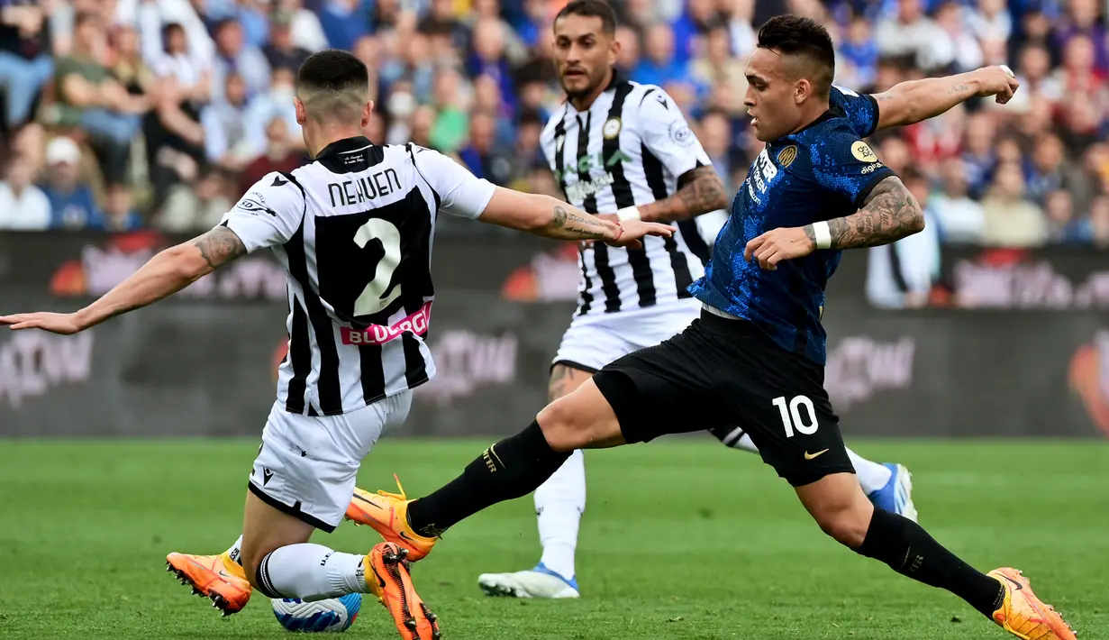 <p>Pertandingan dimulai dan Inter langsung menggempur. Udinese dipaksa bertahan di 10 menit pertama. Inter pun mengancam lewat Martinez. (AFP/Miguel Medina)</p>