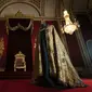 Jubah Penobatan, yang terdiri dari Supertunica (kiri) dan Imperial Mantle ditampilkan di Ruang Tahta di Istana Buckingham, London, pada 26 April 2023. Jubah ini akan dikenakan oleh Raja Charles III saat penobatannya di Westminster Abbey pada 6 Mei mendatang. (Victoria Jones/PA via AP)