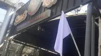 Sejumlah restoran di Bandung, Jawa Barat, mulai mengibarkan bendera putih tanda menyerah oleh kebijakan PPKM. (Foto: Istimewa)