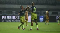 Pemain Persib Bandung, Beckham Putra Nugraha dan David da Silva, melakukan selebrasi setelah mencetak gol dalam laga uji coba dengan FC Bekasi City di Stadion Gelora Bandung Lautan Api (GBLA), Sabtu (12/11/2022) sore WIB. Persib menang telak 3-0 dalam laga ini. (Dok. Persib)