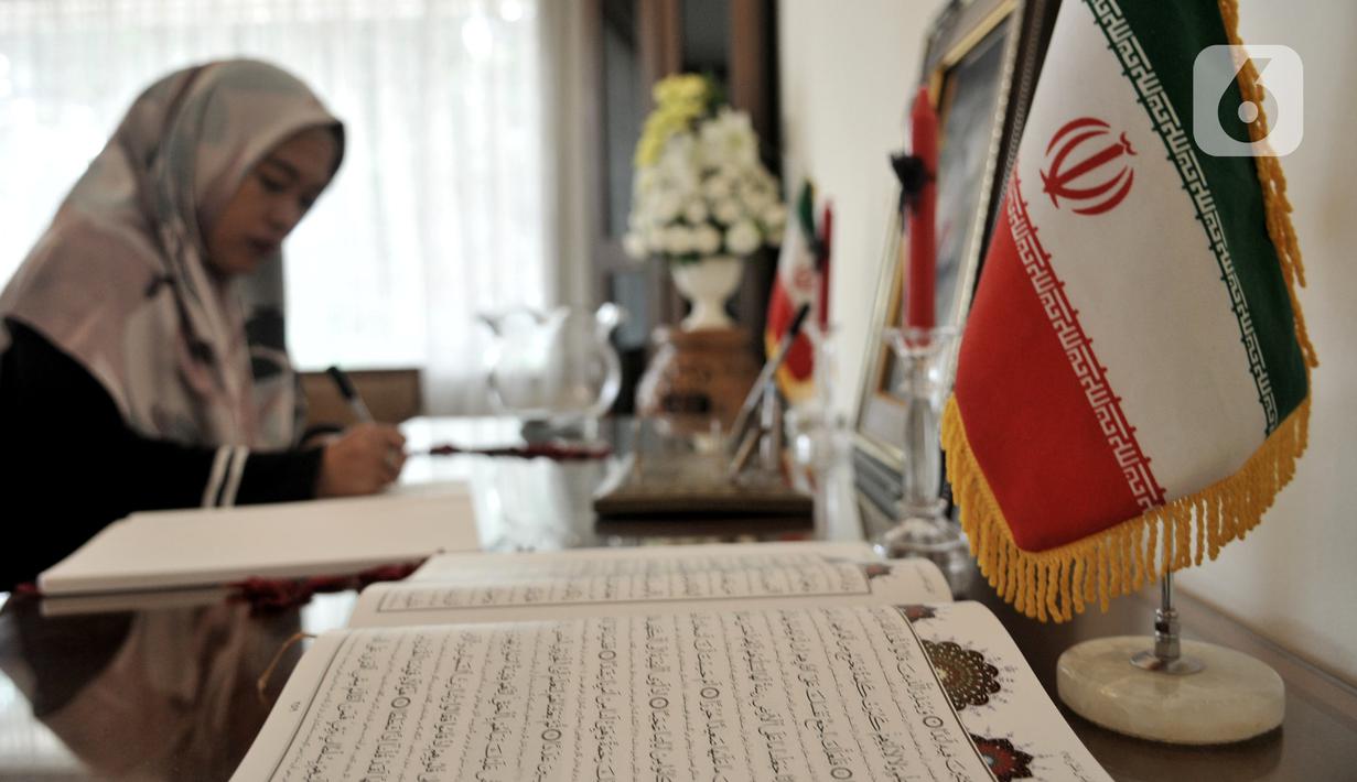 Warga menuliskan memo belasungkawa atas wafatnya Panglima Garda Revolusi Iran Jenderal Qasem Soleimani di Kedutaan Besar Iran, Jakarta, Selasa (7/1/2020). Jenderal Qasem Soleimani tewas diserang pesawat nirawak Amerika Serikat pada Jumat (3/1) kemarin.  (merdeka.com/Iqbal S. Nugroho)