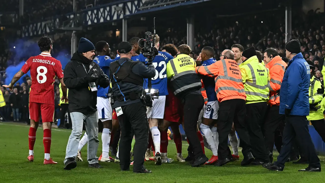 Foto: Momen Ricuh setelah Laga Derbi Liverpool di Liga Inggris, Arne Slot Diganjar Kartu Merah