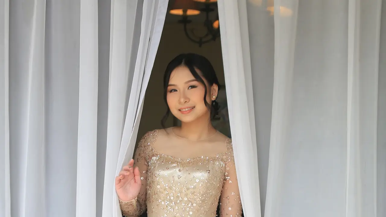 7 Potret Wisuda Aliyyah, Adik Sisca Kohl yang Pakai Kebaya Ini Tampil Menawan